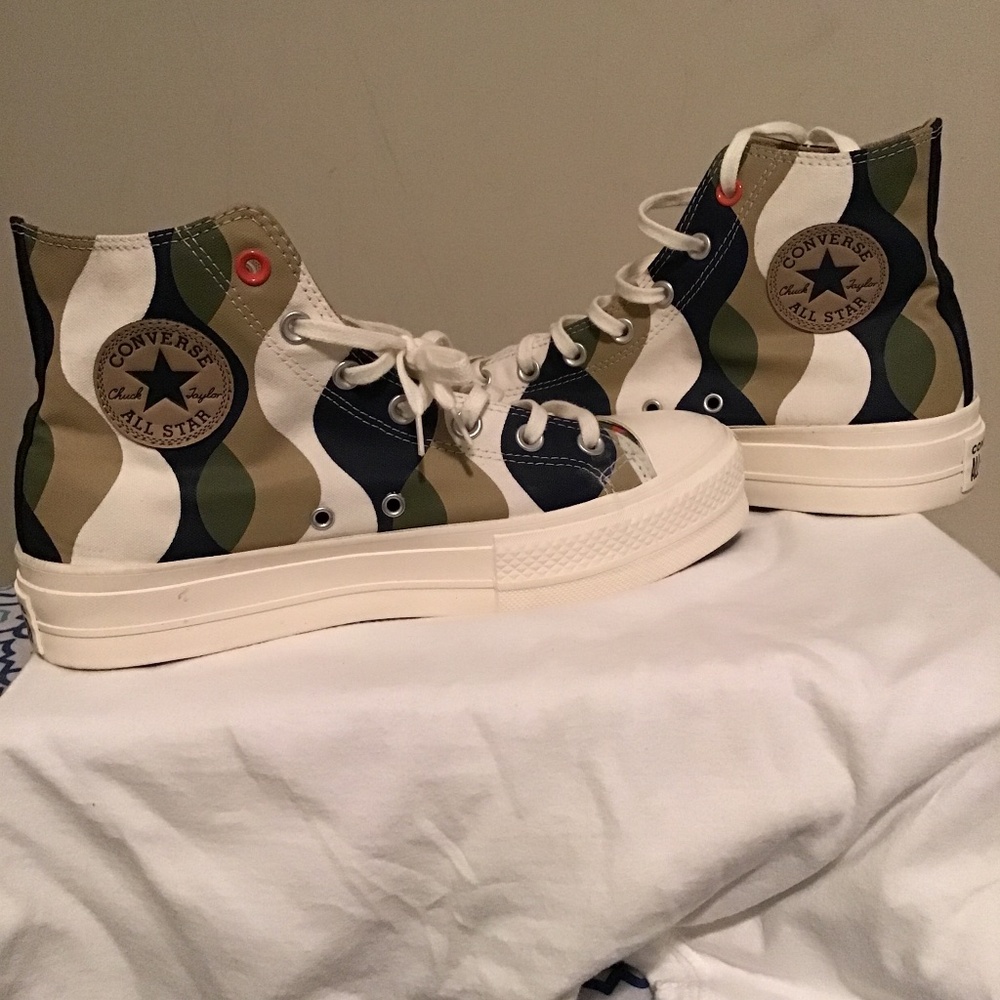 😜CONVERSE, women’s, new condition, see photos, minimal wear, size 9.5